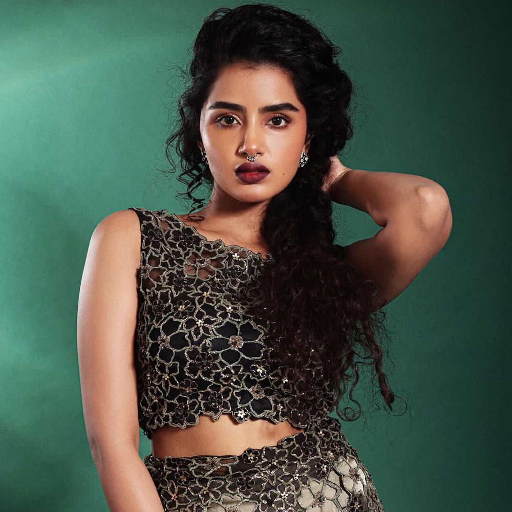 అయితే తెలుగులో ఎక్కువగా ట్రెడిషనల్ లుక్స్.. హోమ్లీగా కనిపించిన అనుపమ.. టిల్లు స్వ్కైర్ సినిమాలో మాత్రం బీభత్సమైన గ్లామర్ లుక్స్ లో కనిపించి అభిమానులకు షాకిచ్చింది. అందులో లిల్లీ పాత్రలో కాస్త బోల్డ్ గా.. నెగిటివ్ రోల్ పోషించింది. ఎప్పటిలాగే  అద్భుతమైన నటనతో విమర్శకుల ప్రశంసలు అందుకుంది. 