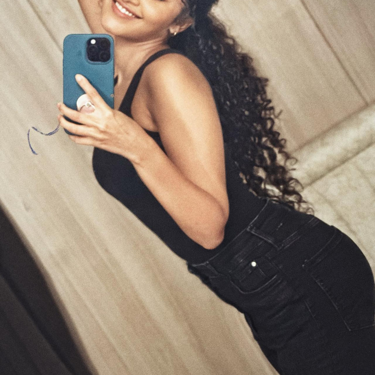 సౌత్ ఇండస్ట్రీలోనే మోస్ట్ క్రేజీ హీరోయిన్ ఆమె. టీనేజ్ లోనే సినీరంగంలోకి అడుగుపెట్టి మొదటి సినిమాతోనే అందరి చూపు తనవైపు తిప్పుకుంది. మలయాళంలో వరుస సినిమాల్లో మెప్పించిన ఈ అమ్మడు..ఎక్కువగా తెలుగులోనే సినిమాలు చేసింది. టాలీవుడ్ ఇండస్ట్రీలో ఆమెకు విపరీతమైన ఫ్యాన్ ఫాలోయింగ్ ఉంది. ఇంతకీ ఆమె ఎవరో తెలుసా.. ? 