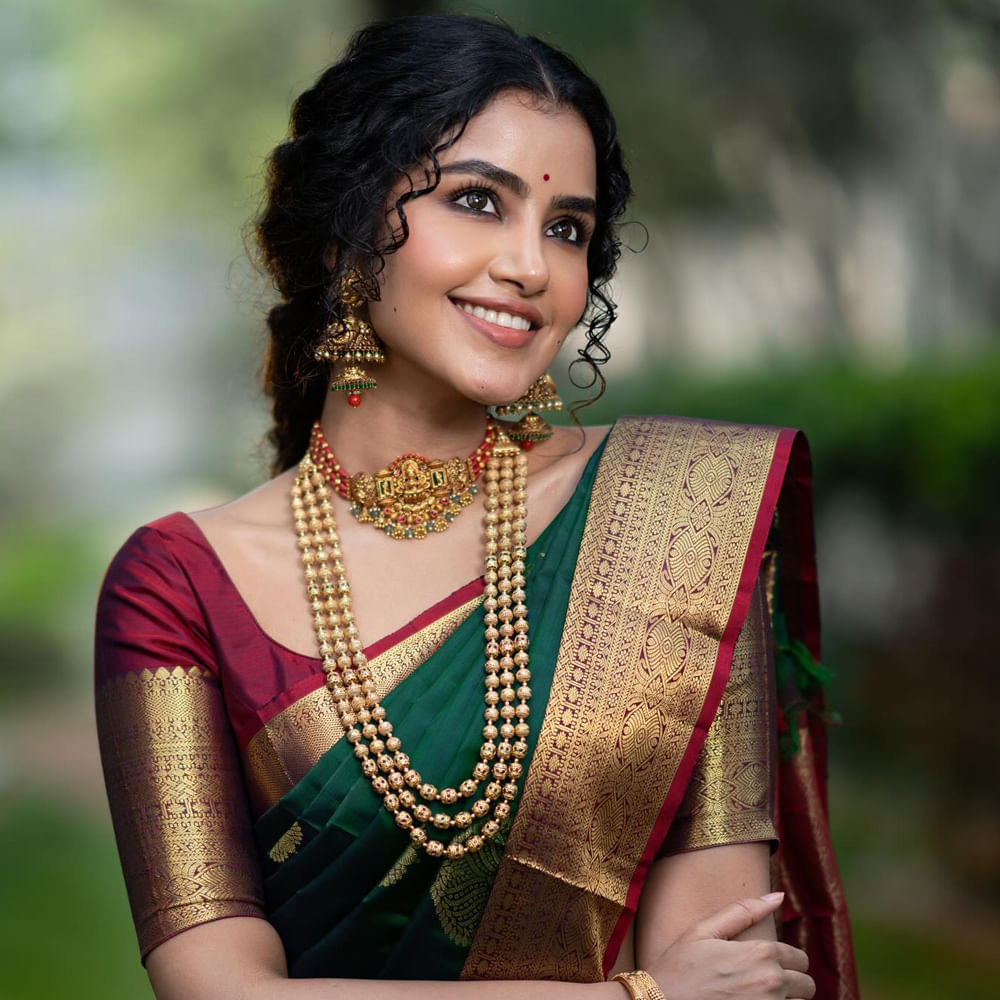 అనుపమ పరమేశ్వరన్ నటించిన జానికి వర్సెస్ స్టేట్ ఆఫ్ కేరళ సినిమా జూన్ 27న విడుదల కానుంది. ఇందులో  జానకి పాత్రలో కనిపించనుంది. మరోవైపు సోషల్  మీడియాలో అనుపమ చిన్ననాటి ఫోటో తెగ వైరలవుతుంది. సౌత్ ఇండస్ట్రీలో ఈ అమ్మడుకు విపరీతమైన క్రేజ్ ఉందన్న సంగతి తెలిసిందే. ముఖ్యంగా కుర్రాళ్ల ఆరాధ్య దేవత ఈ అమ్మడు.