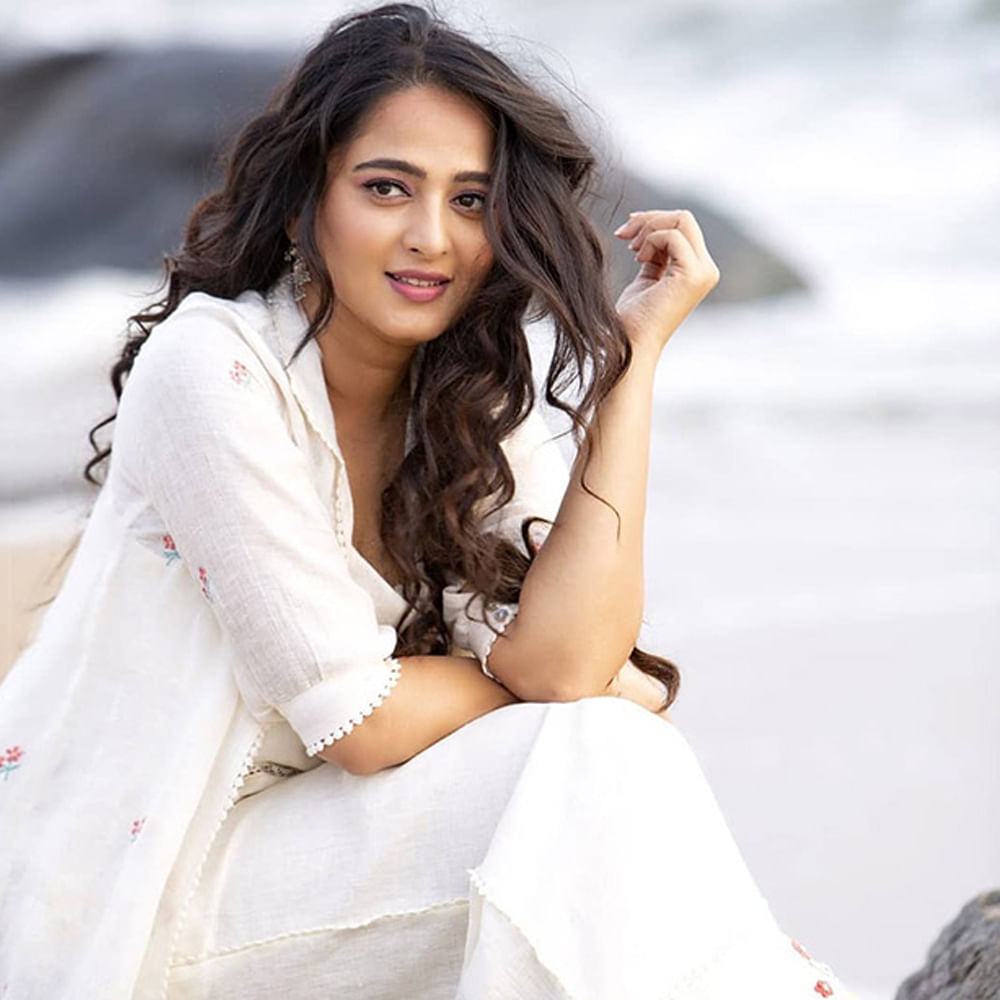 నిజానికి అనుష్కకు సల్వార్ కమీజ్ ధరించడం అంటేనే ఇష్టం. కానీ సినిమాలో పాత్ర డిమాండ్ మేరకు గ్లామర్ లుక్స్ లో కనిపిస్తుంది. ఇక బిల్లా సినిమాలో ట్రెండీ గ్లామర్ డ్రెస్సులు వేసుకుని మెప్పించింది. అయితే ఈ సినిమా చూసిన తర్వాత తన తల్లి చెప్పిన మాటలు విని షాకయ్యానని గతంలో ఓ ఇంటర్వ్యూలో చెప్పుకొచ్చింది అనుష్క.