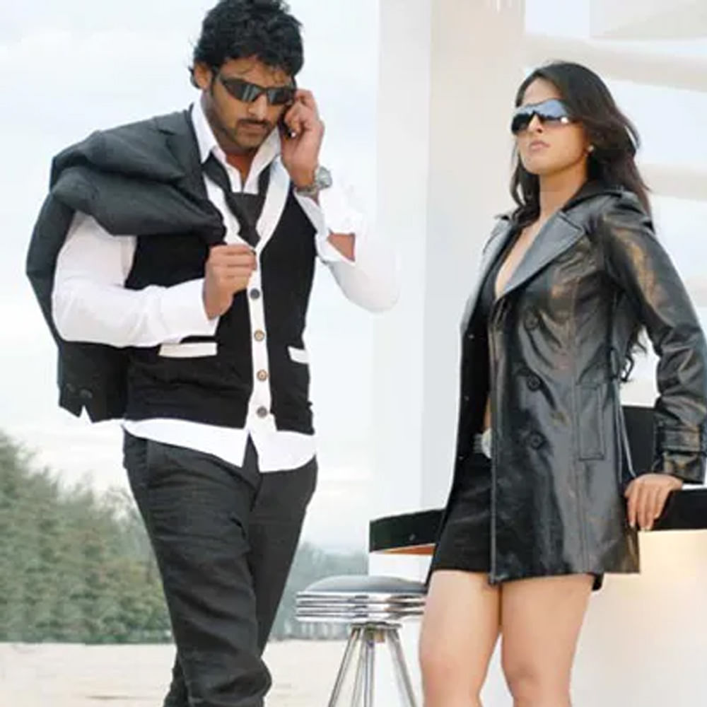 తాను ఎప్పుడూ పద్దతిగా ఉండాలని తన తల్లి అనుకుంటుందని.. అలాంటి తన తల్లి బిల్లా సినిమా చూసి ఇంకా స్టైలిష్ గా ఉండొచ్చు కదా.. సగం పద్దతిగా, సగం మోడ్రన్ గా ఆ డ్రెస్సులేంటీ అని అనడంతో ఎంతో షాకయ్యానని చెప్పుకొచ్చింది అనుష్క. ప్రస్తుతం ఈ కామెంట్స్ సోషల్ మీడియాలో వైరలవుతున్నాయి.