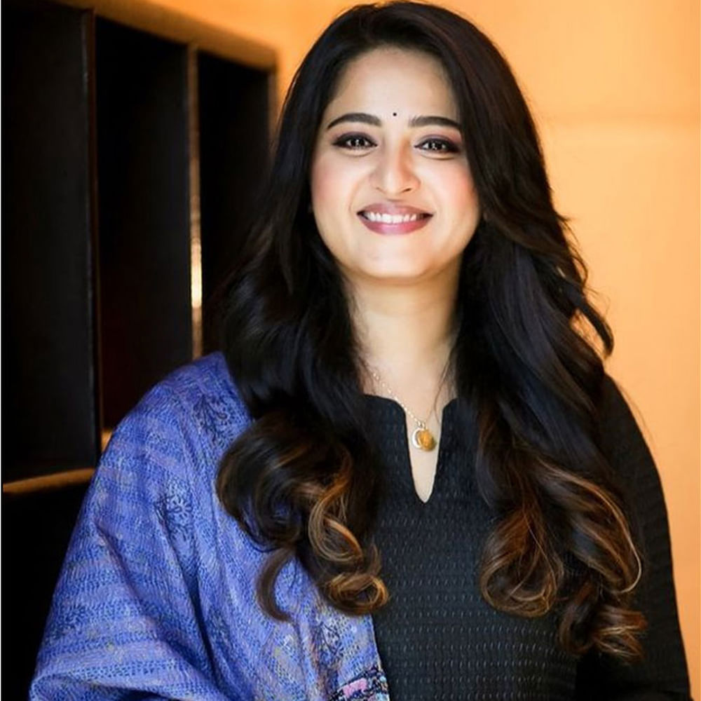 బాహుబలి తర్వాత సినిమాలు తగ్గించేసింది అనుష్క. ప్రస్తుతం ఆమె క్రిష్ దర్శకత్వంలో ఘాటీ చిత్రంలో నటిస్తుంది. వేదం సినిమా తర్వాత వీళ్లిద్దరి కాంబోలో వస్తున్న రెండో సినిమా ఇది. కొన్ని నెలలుగా ఈ మూవీ షూటింగ్ శరవేగంగా జరుగుతుండగా.. ఇప్పటివరకు విడుదలైన పోస్టర్స్ ఆసక్తిని కలిగించాయి.