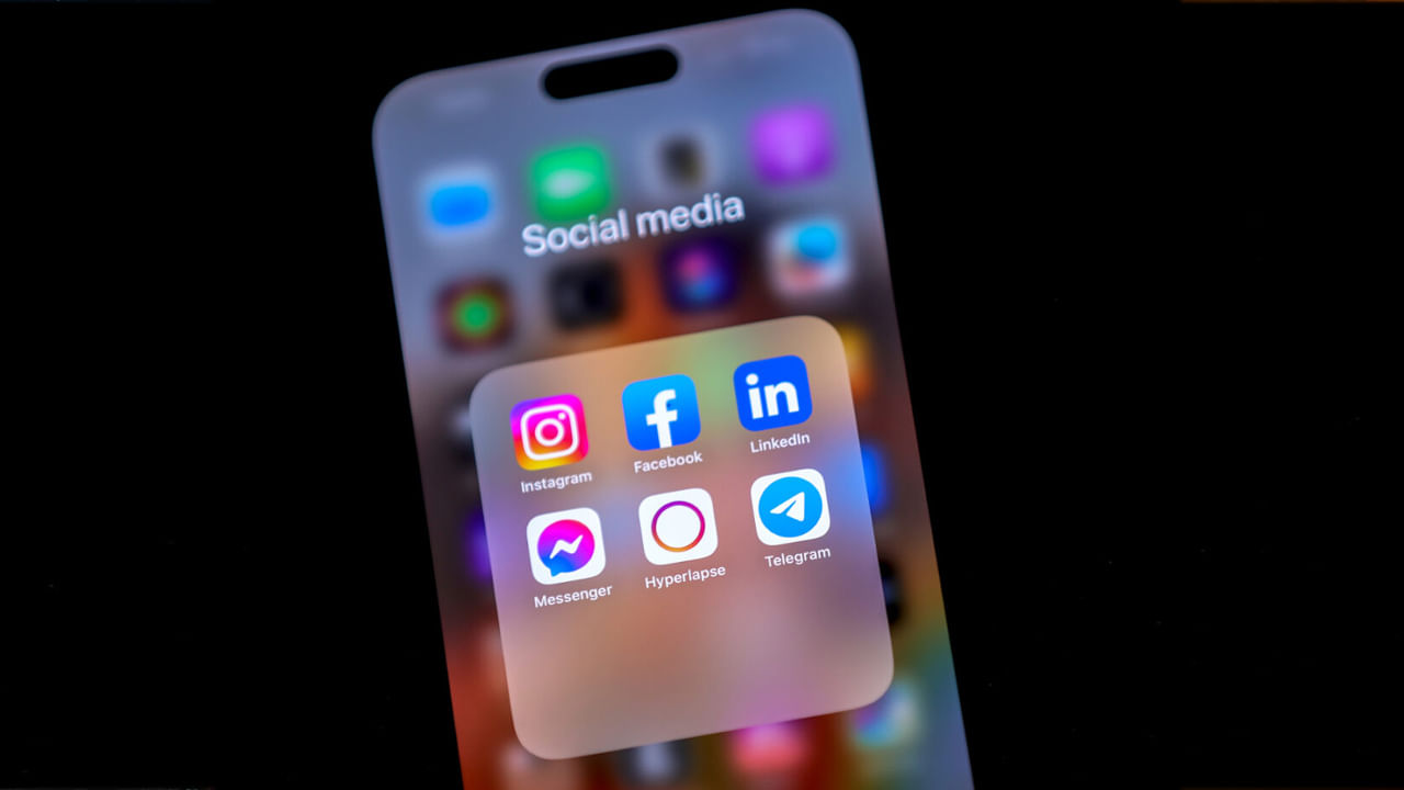 ఫేస్‌బుక్‌, టెలిగ్రామ్‌ వాడేవారికి బిగ్‌ షాక్‌..! చరిత్రలో అతిపెద్ద డేటా చోరి..