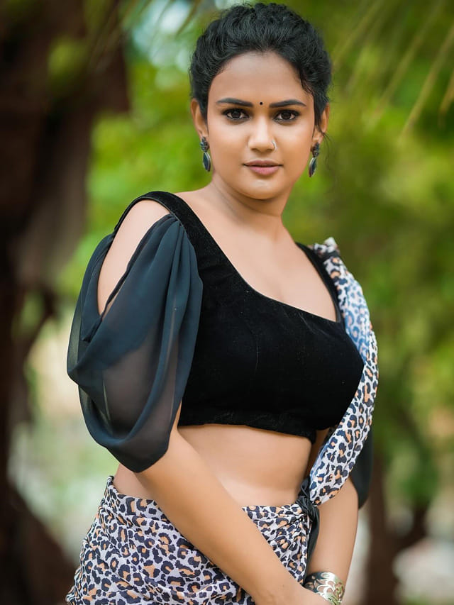 హాట్ అందాలతో కుర్రకారుకు టెంపరేచర్ పెంచేస్తున్న అరియనా