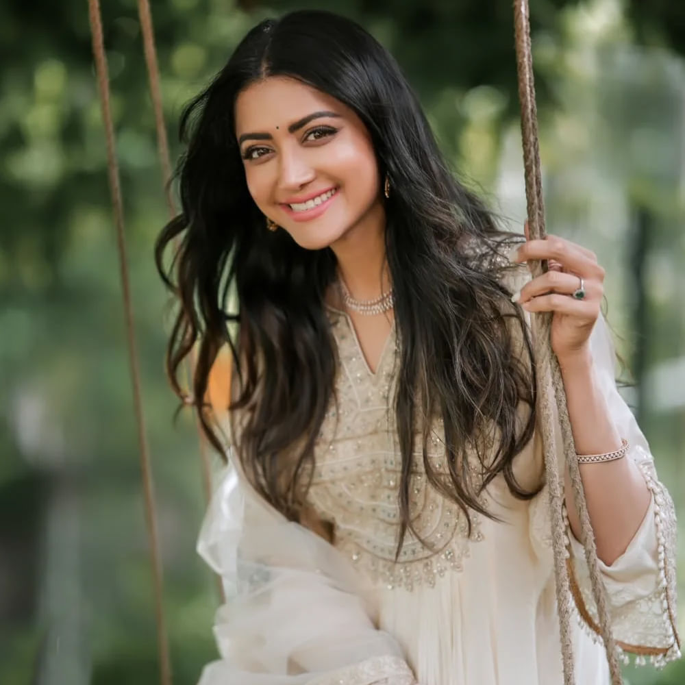 అయితే ఈ సినిమాకు ఫస్ట్ ఛాయిస్ అనుష్క కాదట. అప్పట్లో ఈ సినిమా కోసం చాలా మంది హీరోయిన్ల పేర్లను పరిశీలించారట. చివరకు అరుంధతి పాత్ర కోసం మలయాళీ హీరోయిన్ మమతా మోహన్ దాస్ అనుకున్నారట. ఈ సినిమాతోనే ఆమె తెలుగు తెరకు పరిచయం కావాల్సింది. అప్పటికే అరుంధతి మూవీ స్టోరీ సైతం విని గ్రీన్ సిగ్నల్ ఇచ్చిందట. 