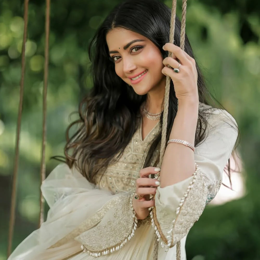 మమతా మోహన్ దాస్.. ఈ సినిమా రిజెక్ట్ చేసిన తర్వాత మలయాళంలోనే ఎక్కువ మూవీస్ చేశారు. ఆ తర్వాత కృష్ణార్జున సినిమాలో కనిపించారు. ఎన్టీఆర్, ప్రియమణి కలిసి నటించిన యమదొంగ సినిమాలో కీలకపాత్రలో కనిపించి ఫేమస్ అయ్యారు. కానీ తెలుగులో ఈ బ్యూటీకి అంతగా అవకాశాలు రాలేదు. 