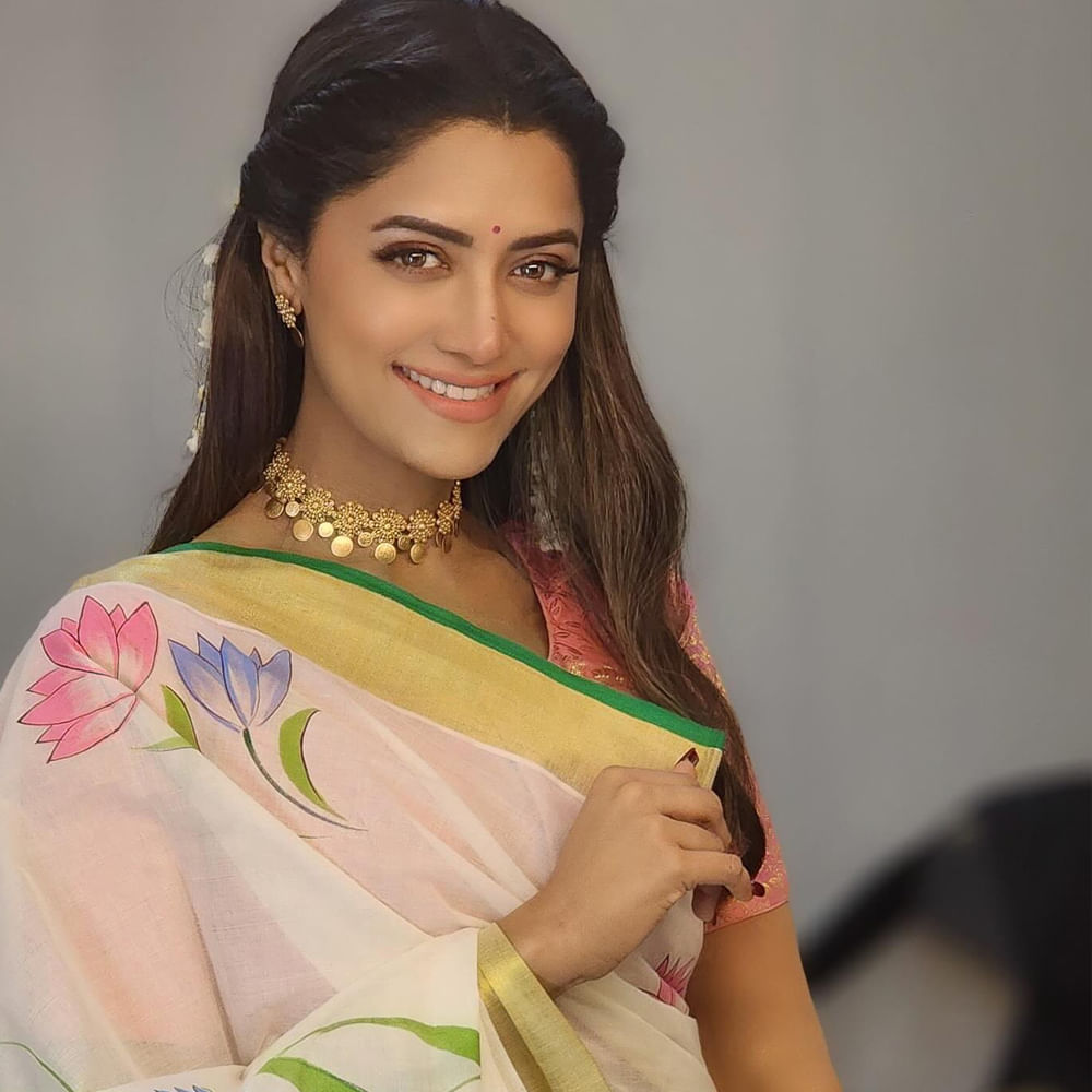 క్యాన్సర్ సమస్యతో కోన్నాళ్లు పోరాడి గెలిచిన మమతా.. ఇప్పుడిప్పుడే సినిమాల్లోకి రీఎంట్రీ ఇచ్చింది. ఇటీవలే జగపతి బాబు నటించిన రుద్రాంగి సినిమాలో నటించింది. చాలా కాలం తర్వాత ఈ సినిమాలో అద్భుతమైన పాత్రతో కట్టిపడేసింది. ప్రస్తుతం సోషల్ మీడియాలో చాలా యాక్టివ్ గా ఉంటున్న ఆమె ఏదోక పోస్ట్ చేస్తుంటుంది. 