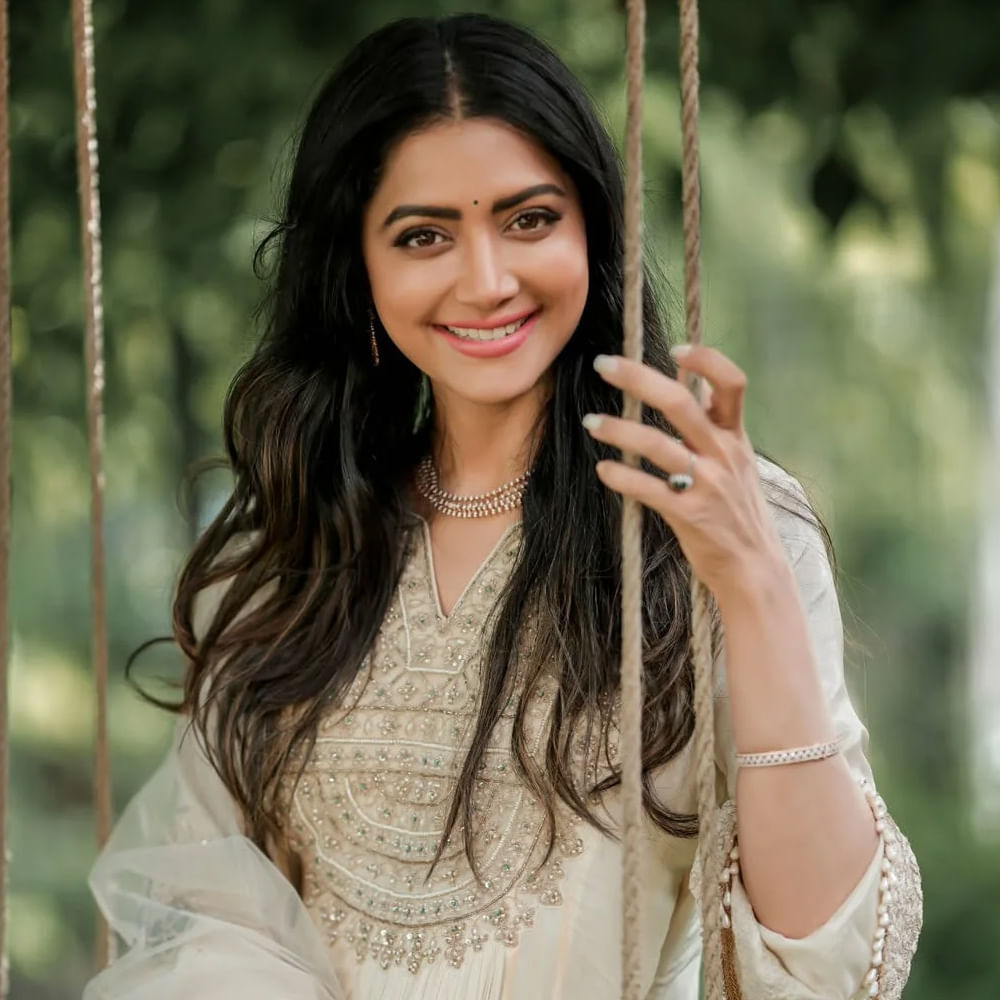 ఈ మూవీ చేయడానికి గ్రీన్ సిగ్నల్ ఇచ్చిన ఆమె.. ఆ తర్వాత ఈ ప్రాజెక్ట్ నుంచి తప్పుకున్నారట. ఎందుకంటే అప్పట్లో దర్శకుడితోపాటు ప్రొడక్షన్ హౌస్ గురించి ఓ మేనేజర్ చెప్పిన మాటలు నమ్మి ఈ సినిమాను వదులుకున్నారట. ఈ విషయాన్ని గతంలో ఓ ఇంటర్వ్యూలో చెప్పుకొచ్చింది. మమతా తప్పుకోవడంతో ఆమె స్థానంలోకి అనుష్కను  తీసుకున్నారట మేకర్స్. 