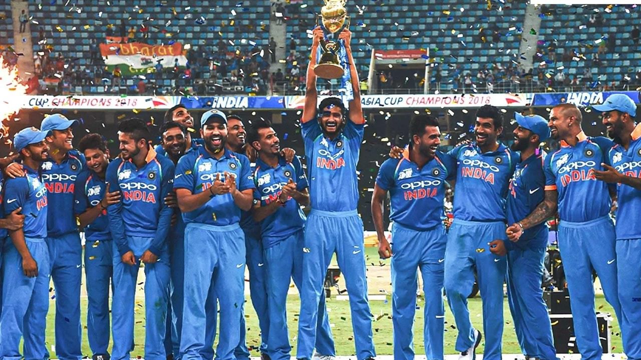 కానీ, టీమిండియా క్రికెట్ అభిమానులు మాత్రం ఈ సారి టీ20 ఫార్మాట్లో వద్దని వన్డే ఫార్మాట్లోనే ఆసియా కప్ నిర్వహించాలని డిమాండ్ చేస్తున్నారు. వారి డిమాండ్ వెనుక ఒక కారణం ఉంది. అదేంటంటే.. విరాట్ కోహ్లీ, రోహిత్ శర్మను మిస్ అవుతున్నాం.. వారి ఆట చూడాలంటే.. ఆసియా కప్ 2025 వన్డే ఫార్మాట్లోనే నిర్వహించాలని కోరుతున్నారు