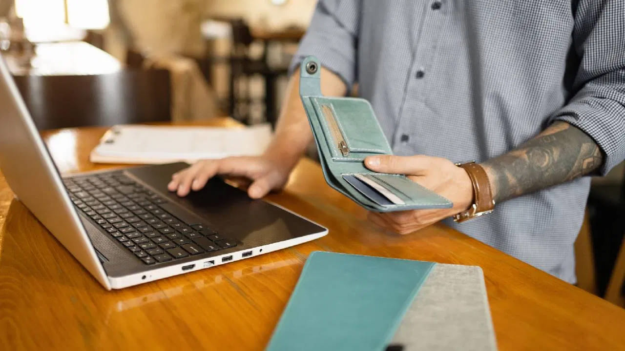 జ్యోతిష్య శాస్త్రం ప్రకారం వ్యక్తి జీవితంలో భార్య రాకతో అనేక మార్పులు వస్తాయి. జీవితంలో సంపద పెరగమే కాదు.. శుక్రుడి శక్తి వల్ల ఖర్చులు కూడా పెరుగుతాయి. అంతేకాదు సొంత ఇంటి కల నిజమవుతుంది. ఎవరైనా తమ జాతకంలో  శుక్ర ప్రభావాన్ని మెరుగుపరచుకోవాలనుకున్నా .. మీరు కోరుకున్నది పొందాలనుకున్నా తప్పని సరిగా మీ భార్య ఫోటో ఉంచుకోవాలి  
  