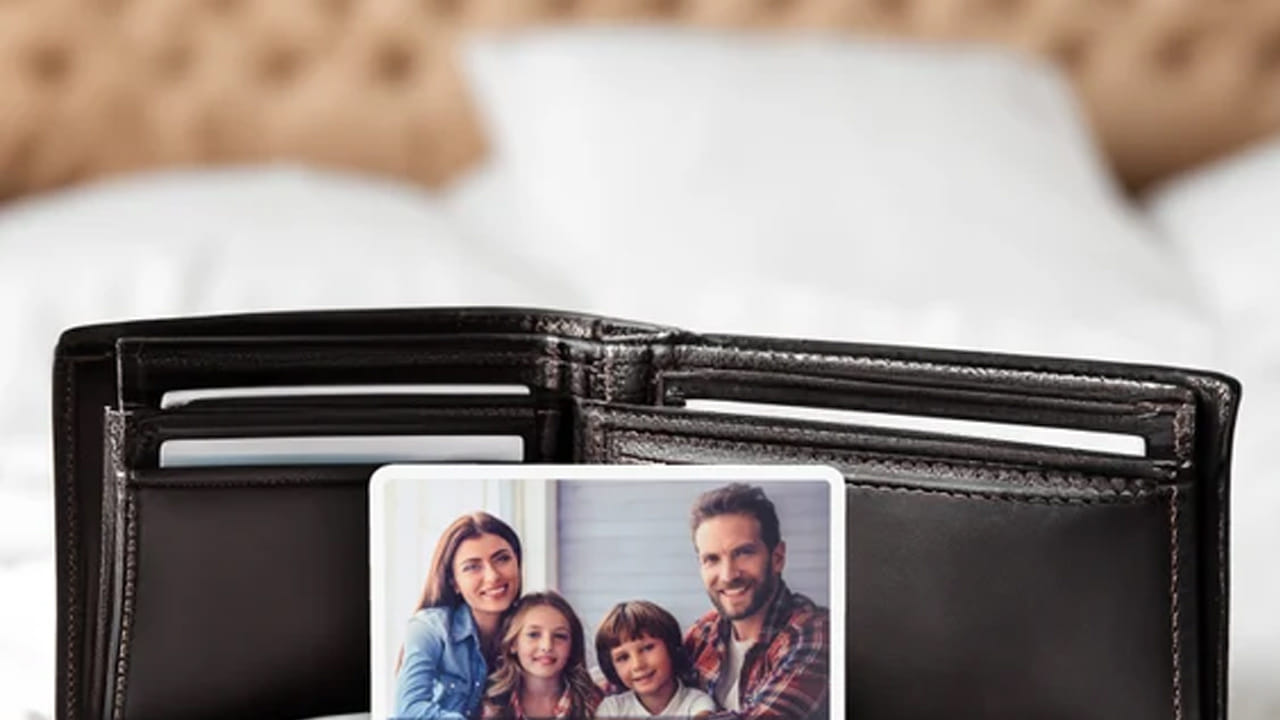 వాస్తు, జ్యోతిషశాస్త్ర సూత్రాల ప్రకారం భర్త తన పర్సులో తన ప్రియమైన అర్ధాంగి ఫోటోని పెట్టుకోవడం వల్ల అనేక ప్రయోజనాలు ఉన్నాయి. అవును శాస్త్రాల ప్రకారం, భర్త తన భార్య ఫోటోను తన పర్సులో  పెట్టుకోవడం వలన వీరి సంబంధంలో ప్రేమ పెరుగుతుంది. అంతేకాదు ఆర్థిక స్థిరత్వాన్ని ,అదృష్టాన్ని కూడా తెస్తుందని నమ్ముతారు
