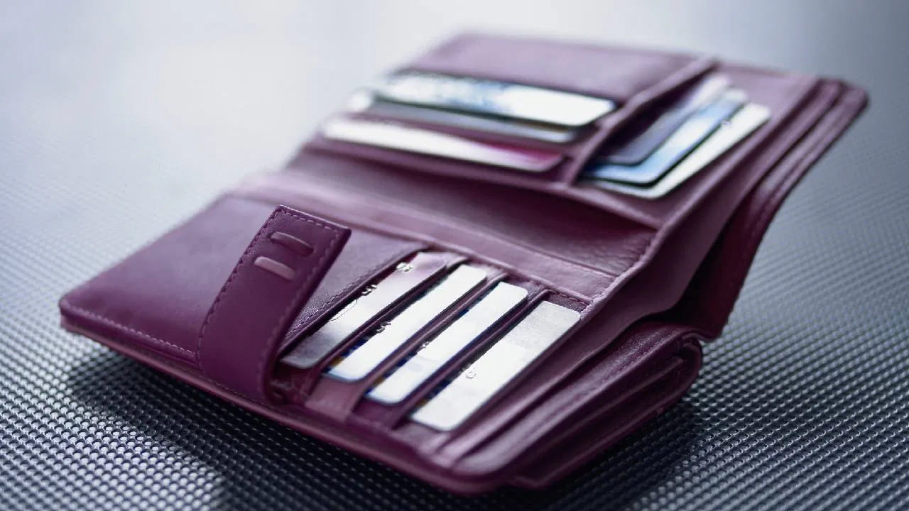 
అంతేకాదు మీ భార్య ఫోటోను మీ పర్సులో ఉంచుకోవడం వల్ల మీ ప్రేమ బలపడుతుంది. అవును.. మీరు మీ పర్సు తెరిచి మీ భార్య ఫోటోను చూసిన ప్రతిసారీ.. మీరు ఆమెను గుర్తుంచుకుంటారు. మీ భార్య మీ పట్ల చూపించే ప్రేమని, కేరింగ్ ని తలచుకుంటారు. ఇలాంటి అనుభూతులు భార్యాభర్తల మధ్య ప్రేమను  బలపరుస్తుంది.
 