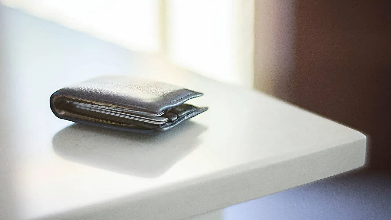 మీ భార్య ఫోటోను మీ పర్సులో ఉంచుకోవడం వల్ల కలిగే మరో ప్రయోజనం ఏమిటంటే.. ఎప్పుడైనా అధిక పని కారణంగా ఒత్తిడికి గురైనప్పుడు, మనసు కలత చెందినప్పుడు లేదా మనసు విచారంగా ఉన్నప్పుడు, మీ పర్సులో ఉన్న మీ భార్య ఫోటోను చూడటం వల్ల మీ మనసుకు ప్రశాంతత లభిస్తుంది. 
