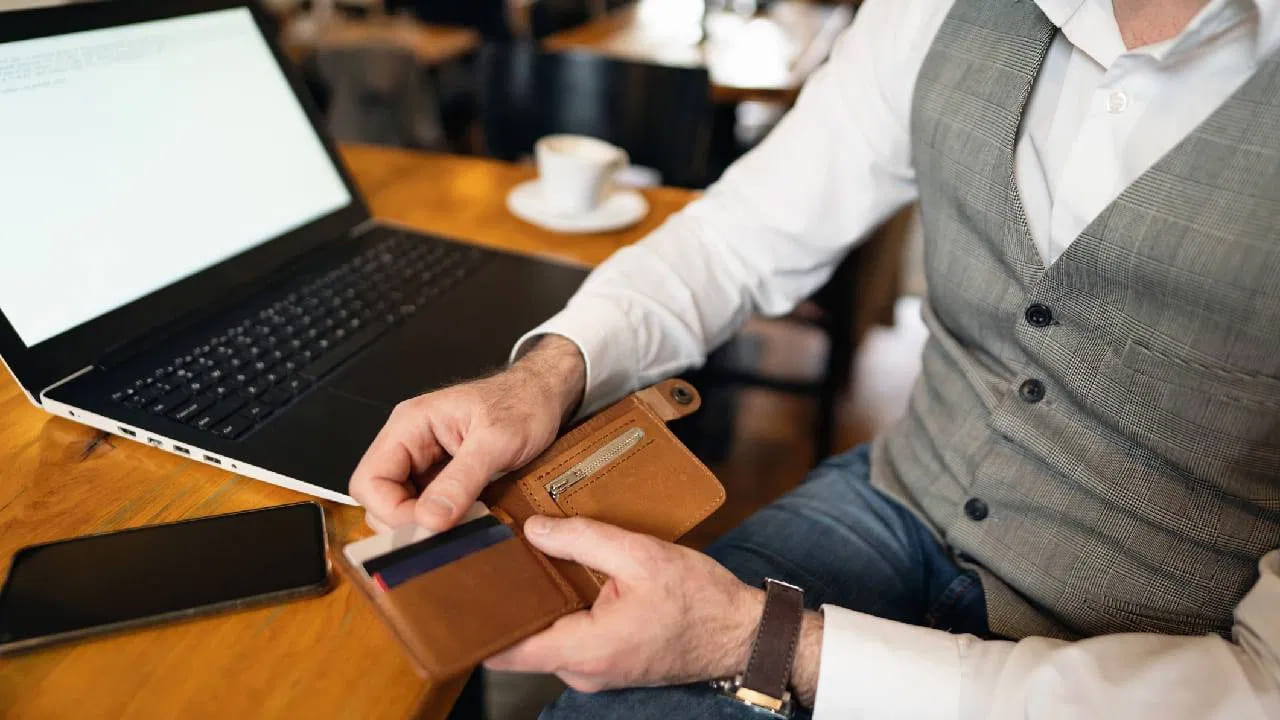 భార్య చిత్రాన్ని మీ పర్సులో పెట్టుకోవడం వలన మీలో సానుకూల భావాలు బలపడతాయి. మీ బంధం బలపడుతుంది. అంతేకాదు ఇది మిమ్మల్ని మరింత దృఢంగా.. మీ కుటుంబం, ఇంటికి అనుసంధానం భార్య అని నమ్ముతారు. అంతేకాదు భార్య ఫోటోను భర్త తన పర్సులో ఉంచుకోవడం వల్ల అదృష్టం , ఆర్థిక స్థిరత్వం లభిస్తాయని కొందరు నమ్ముతారు. 