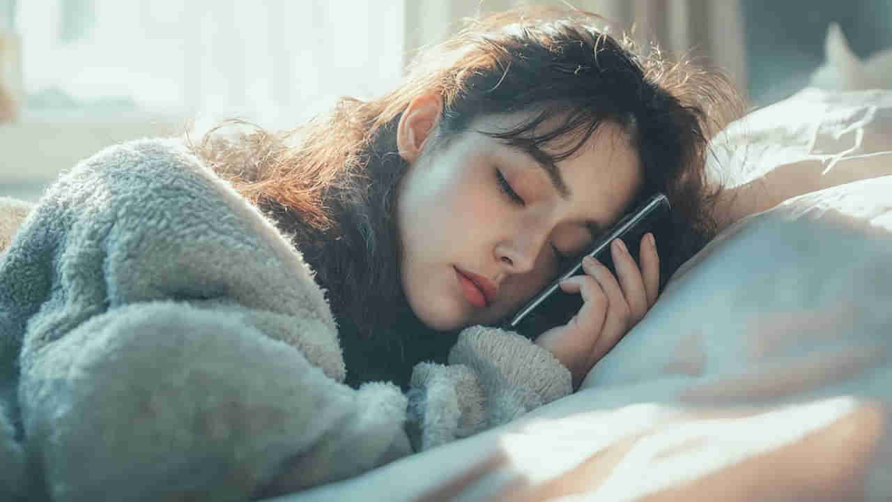 Astro Tips for Mobile Phone: మొబైల్‌ను ఈ దిశలో పెట్టుకుని నిద్రపోతున్నారా..? నిద్ర, శక్తి, కెరీర్ ప్రభావితం కావచ్చు..
