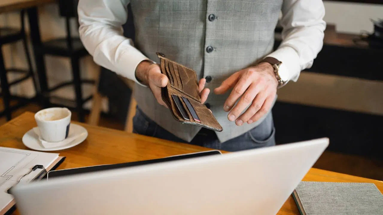 హిందూ సంప్రదాయంలో వివాహిత స్త్రీని లక్ష్మీదేవి రూపంగా భావిస్తారు. అలాగే.. శాస్త్రాల ప్రకారం భార్యను శుక్రుడు అని చెబుతారు. శుక్రుడు సంపదకు అధిపతి కనుక భార్య ఫోటోను భర్త తన పర్సులో ఉంచుకోవడం వల్ల అతని జాతకంలో శుక్ర గ్రహ స్థానం బలపడుతుంది. అతని సంపద పెరుగుతుంది. అతను విలాసవంతమైన జీవితాన్ని అనుభవిస్తాడని చెబుతారు.
