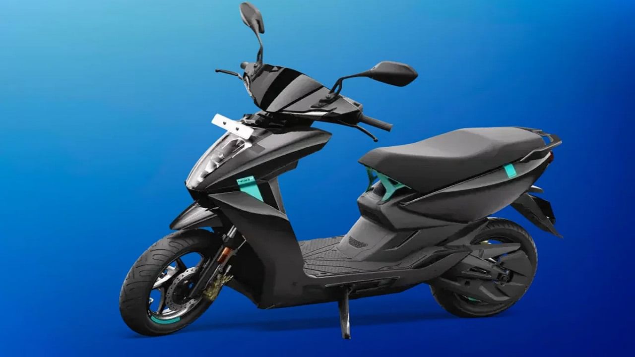 ఏథర్ 450 ఎస్ ఈవీ స్కూటర్ రూ. 1,25,000 ధరలో అందుబాటులో ఉంటుంది. 2.9 కేడబ్ల్యూహెచ్ బ్యాటరీ 5.4 కేడబ్ల్యూ మోటార్‌కు శక్తినిస్తుంది. 115 కి.మీ పరిధితో వచ్చే ఈ స్కూటర్‌లో ఏడు 7 అంగుళాల డీప్ వ్యూ డిస్‌ప్లే, డిస్క్ బ్రేక్‌లు వంటి ఫీచర్స్‌తో ఆకట్టుకుంటుంది. ఈ వెర్షన్ డీఎన్ఏకు కట్టుబడి ఉంటుంది. మూడేళ్లు లేదా 30,000 కి.మీ వారెంటీ ఈ ఈవీ స్కూటర్ ప్రత్యేకత.
