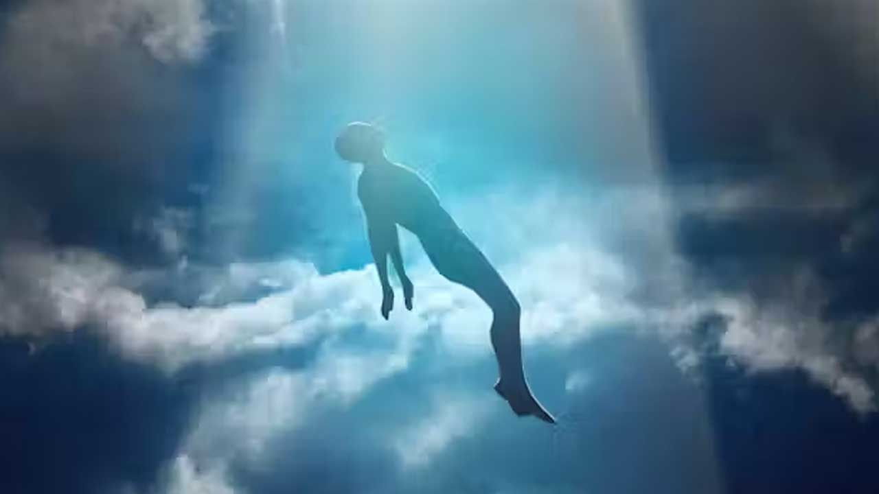 దెయ్యాలు, ఆత్మలు ఉంటాయని చాలా మంది చెబుతుంటారు. అంతే కాకుండా మనం కూడా అనేక కథలు, సినిమాల్లో చూస్తుంటాం. ఇక విలేజ్‌క వెళ్తే వీటి గురించి చెప్ప కథలు వింటే వణుకు పుట్టాల్సిందే అంతలా చెబుతుంటారు.