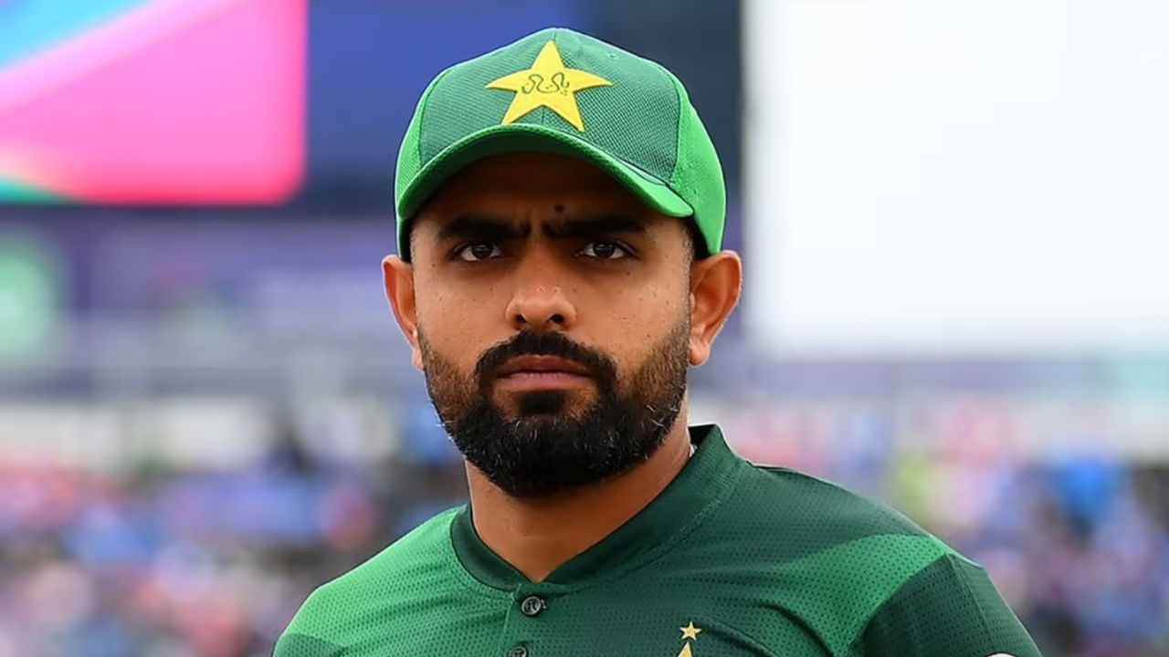 బిగ్ బ్యాష్ లీగ్ 15వ సీజన్ బాబర్ ఆజంకు ఒక కొత్త అధ్యాయాన్ని ప్రారంభిస్తుంది. ఆస్ట్రేలియా గడ్డపై అతని బ్యాటింగ్ ప్రదర్శన ఎలా ఉంటుందో చూడటానికి అభిమానులు ఎంతో ఉత్సాహంగా ఉన్నారు.