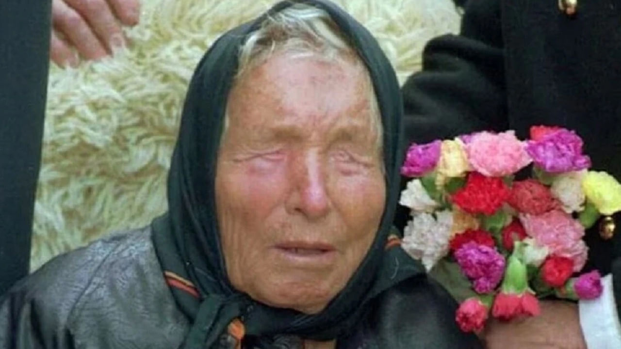 బాబా వంగా సమాజంలో జరిగే సంఘటనలను ముందే ఊహించి చెప్పారు. అందులో చాలా వరకు నిజం అయ్యాయి. మరీ ముఖ్యంగా 2020లో కరోనా వైరల్ అనే మహమ్మారి ప్రపంచాన్నే చుట్టి వేసి ముప్పు తిప్పలు పెడుతుందని బాబా వంగా తెలిపారు. ఆమె చెప్పిందే నిజం అయ్యింది. అయితే ఇప్పుడు 2028లో ఏం జరగబోతుందో బాబా వంగా అంచనావేసి, వాటి పరిణామాలను తెలియజేసింది.