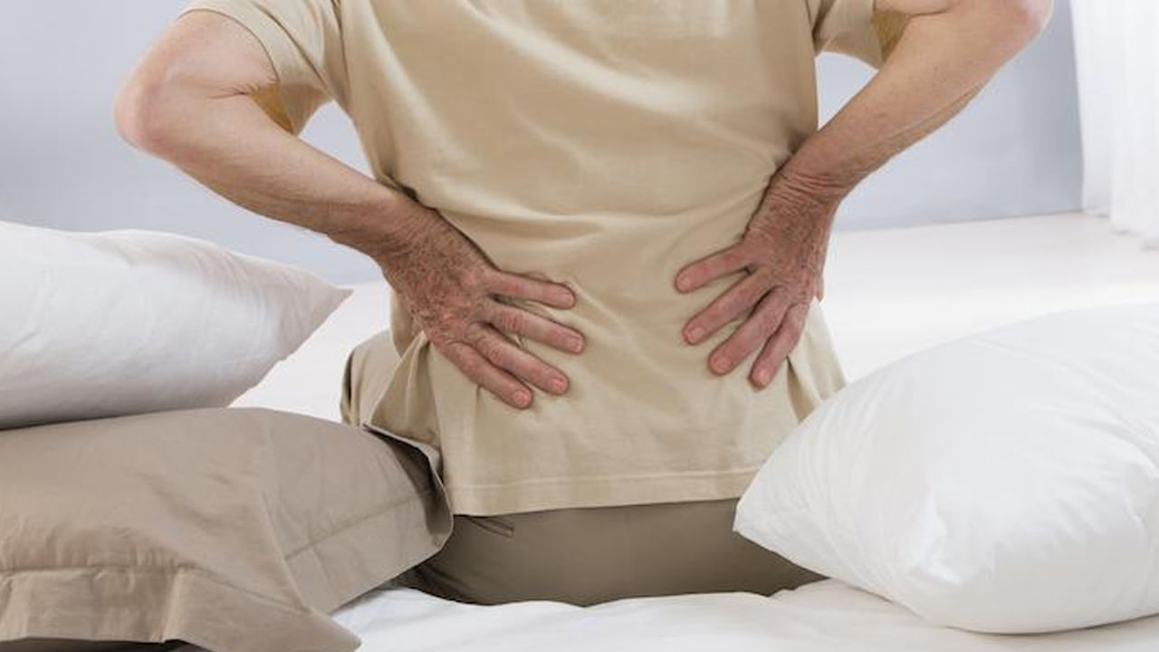 పోషక లోపాలు: ఎముకలు ఆరోగ్యంగా ఉండాలంటే శరీరంలో ఈస్ట్రోజెన్, ప్రొజెస్టెరాన్,టెస్టోస్టెరాన్ అవసరం. పెరుగుతున్న వయస్సుతో శరీరానికి అవసరమైన హార్మోన్లు, పోషకాలపై శ్రద్ధ వహించండి.