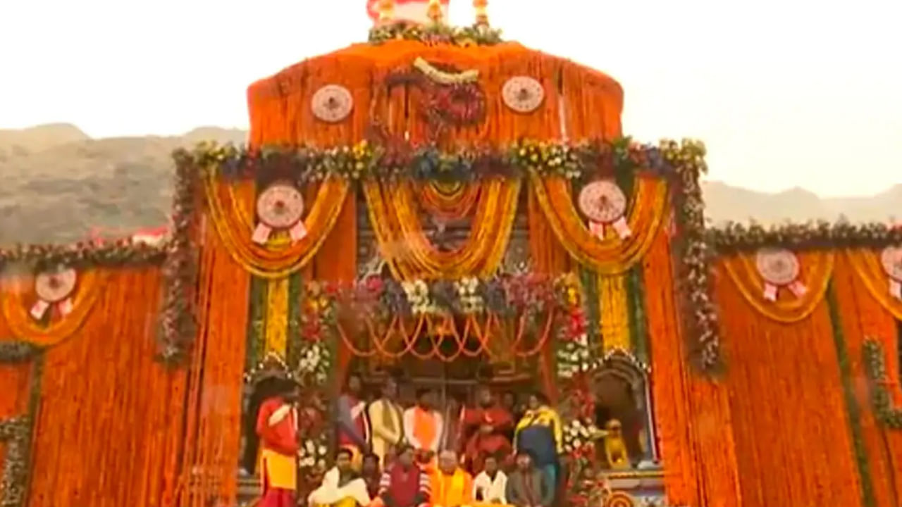 బద్రీనాథ్ ధామ్ ఉత్తరాఖండ్‌లోని చమోలి జిల్లాలో అలకనంద నది ఒడ్డున నార, నారాయణ అనే రెండు పర్వతాల మధ్య ఉంది. బద్రీనాథ్ ధామ్‌లో ప్రధానంగా తులసి దళాలను, బ్రహ్మకమల పువ్వులను విష్ణువుకు సమర్పిస్తారు.