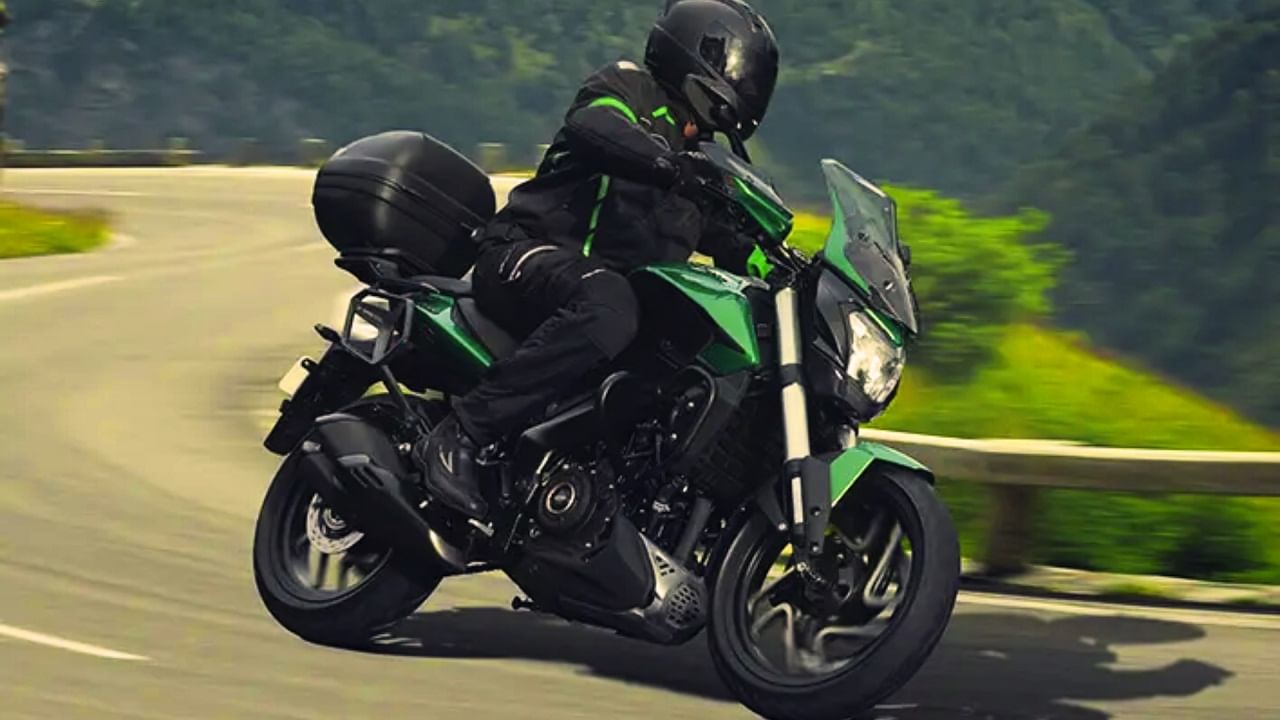 బజాజ్ డామినార్ 400 బైక్ రూ.2.38 లక్షల ధరతో లాంచ్ చేశారు. ఈ బైక్ డాట్-మ్యాట్రిక్స్ ఎల్‌సీడీ/టీఎఫ్‌టీ -శైలి ఇన్స్ట్రుమెంట్ క్లస్టర్ ఉంది. ఇది బజాజ్ రైడ్ యాప్ ద్వారా బ్లూటూత్ కనెక్టివిటీని అందిస్తుంది. కాల్/ఎస్ఎంఎస్ హెచ్చరికలు, సంగీత నియంత్రణకు మద్దతు ఇస్తుంది. బ్లూటూత్ ఇంటిగ్రేషన్‌తో, డిస్ప్లే టర్న్-బై-టర్న్ నావిగేషన్ సూచనలను అందిస్తుంది. రైడర్లు రైడ్ చేసే సమయం, సగటు ఇంధన సామర్థ్యం, ల్యాప్ టైమర్ వంటి రియల్ టైమ్ గణాంకాలను యాక్సెస్ చేయవచ్చు. ఈ బైక్ 373.3cc లిక్విడ్-కూల్డ్ సింగిల్- సిలిండర్ ఇంజిన్‌తో ఆకర్షిస్తుంది. 
