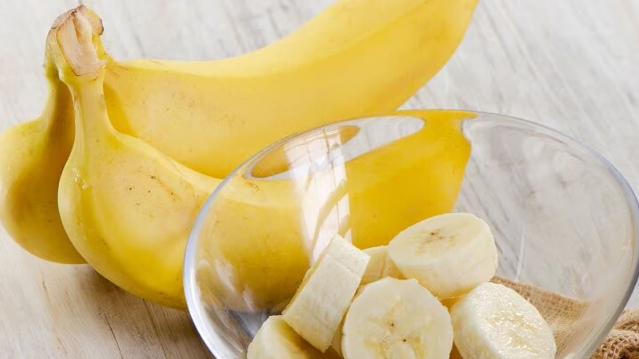 అరటి పండ్లు శరీరానికి తక్షణ శక్తిని అందించడంలో కీలక పాత్ర పోషిస్తాయి. అందుకే చాలా మంది వీటిని ఎక్కువగా తింటుంటారు. అయితే అరటి పండ్లు తిన్న తర్వాత అస్సలే చల్లటి వస్తువులు, ఐస్ క్రీమ్స్, స్వీట్స్ లాంటివి అస్సలే తినకూడదంట. దీపి వలన గొంతు సమస్యలు, శ్వాస కోశ వ్యాధులు వచ్చే ప్రమాదం ఎక్కువగా ఉంటుందంట.అంతే కాకుండా కొన్ని సార్లు జలుబు, దగ్గు, తలనొప్పి వంటి సమస్యలు దరి చేరుతుంటాయంట. అందుకే అరటి పండ్లు తిన్న తర్వాత చల్లటి వస్తువులు తినకూడదు.