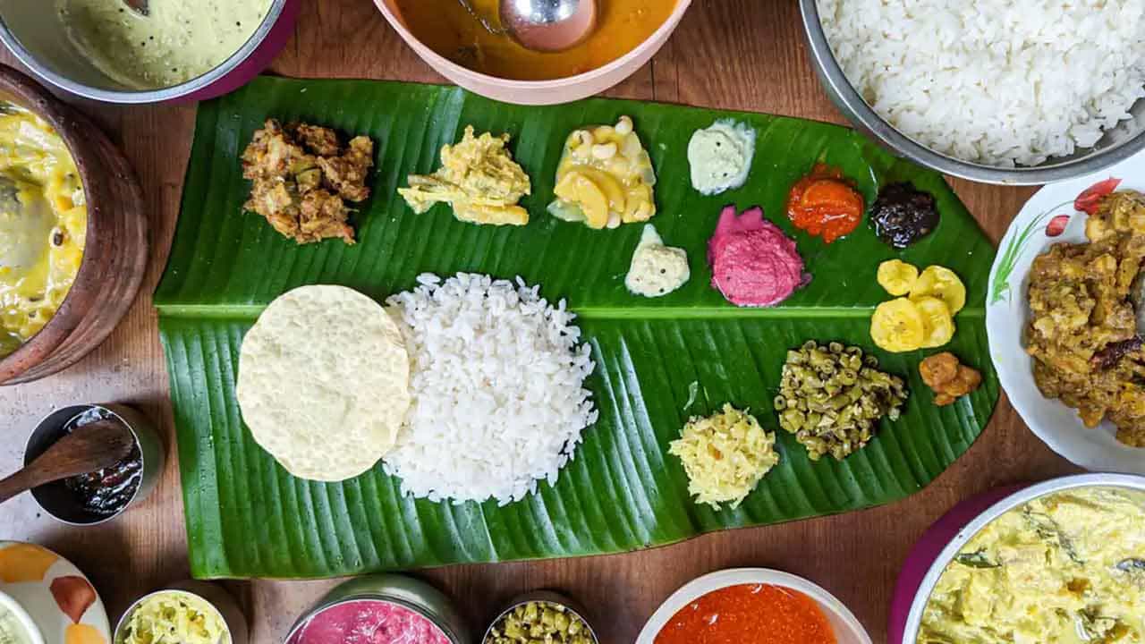 అరటి ఆకులు ప్లాస్టిక్ లేదా థర్మాకోల్ ప్లేట్‌లతో పోలిస్తే విషపూరితం కాదు, కాబట్టి హానికరమైన రసాయనాలు ఆహారంలో చేరవు. ఇది క్యాన్సర్ ప్రమాదాన్ని తగ్గిస్తుంది. అరటి ఆకులపై ఆహారం తీసుకోవడం వల్ల జీర్ణక్రియపై సానుకూల ప్రభావం ఉంటుంది. అరటి ఆకులలో ఉండే పాలీఫెనాల్స్ జీర్ణ ఎంజైమ్‌ల ఉత్పత్తిని పెంచుతాయి. ఇవి మంచి జీర్ణక్రియ, పోషకాలను గ్రహించడంలో సహాయపడతాయి.