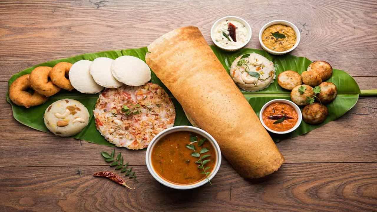 పచ్చగా ఉండే అరటి ఆకులో ఆహారం పెట్టుకుని తినడం వల్ల త్వరగా జీర్ణమవుతుంది. అరటి ఆకులను ఉపయోగించడం పర్యావరణ అనుకూల ఎంపిక. ఇది ప్లాస్టిక్ లేదా ఫోమ్ ప్లేట్ల అవసరాన్ని తగ్గిస్తుంది. ఇది భూమి కాలుష్యాన్ని తగ్గిస్తుంది.