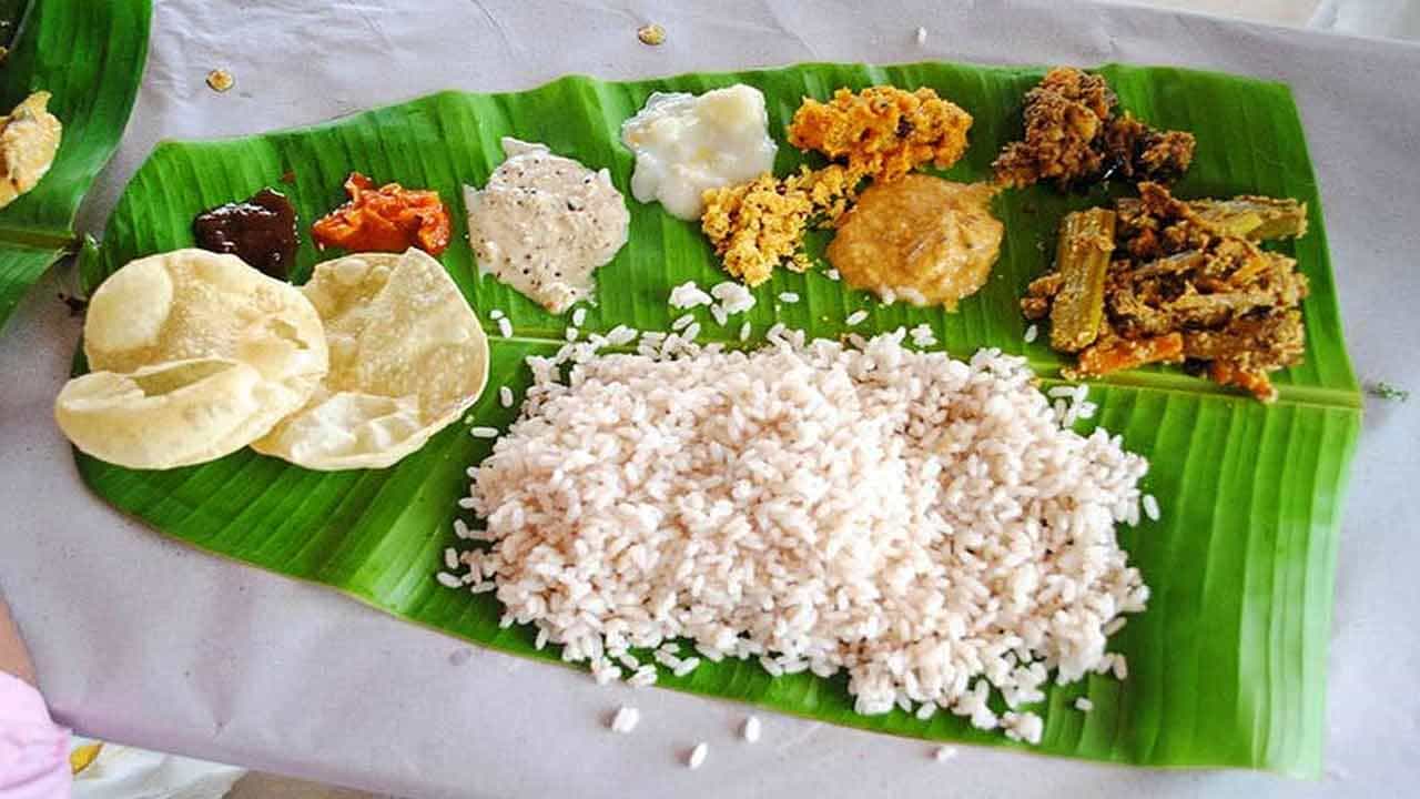 అరటి ఆకులో ఆహారం తీసుకుంటే ఆహారం రుచి పెరుగుతుంది. ఆకులు ఆహారానికి తేలికపాటి, మట్టి రుచిని అందిస్తాయి. ఇది ఆహారం రుచిని పెంచుతుంది. అరటి ఆకులపై ఆహారం తీసుకోవడం వల్ల ఆహారానికి సంప్రదాయ ఆకర్షణ లభిస్తుంది. మీరు మంచి హృదయంతో ఆహారం తీసుకుంటే, అది మీ ఆరోగ్యానికి చాలా ప్రయోజనాలను ఇస్తుంది.