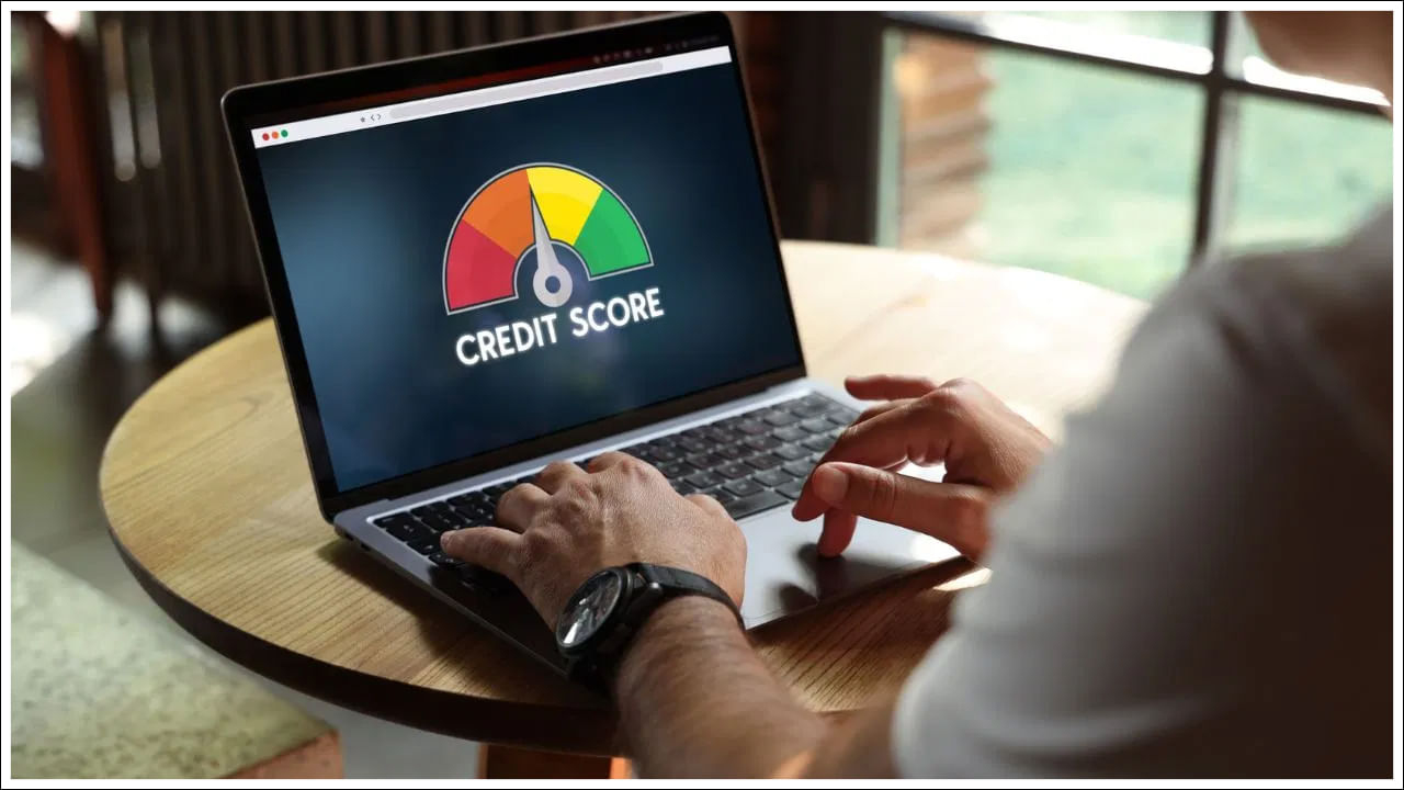 కొత్త లోన్ తీసుకునేటప్పుడు లేదా క్రెడిట్ కార్డ్ కోసం దరఖాస్తు చేసుకునేటప్పుడు క్రెడిట్ స్కోర్ చాలా ముఖ్యం. అలాగే క్రెడిట్ స్కోర్ 750 కంటే ఎక్కువ ఉంటే, తక్కువ వడ్డీ రేటుకు రుణం పొందడం సులభం అని నిపుణులు అంటున్నారు. కానీ చాలా మంది క్రెడిట్ స్కోర్ 750 కంటే ఎక్కువ ఉండవచ్చు. కానీ వారు లోన్ తీసుకోవడానికి వెళ్ళినప్పుడు బ్యాంక్ దానిని తిరస్కరిస్తుంది. ఎందుకో తెలుసా..?