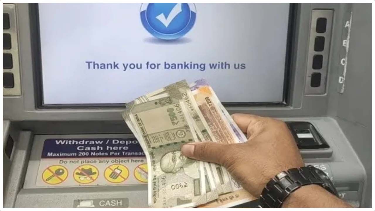 Axis Bank ATM: యాక్సిస్ బ్యాంకు ఏటీఎం ఛార్జీల మోత.. జూలై 1 నుంచి అమలు.. ఎంత విధిస్తుందో తెలుసా..?