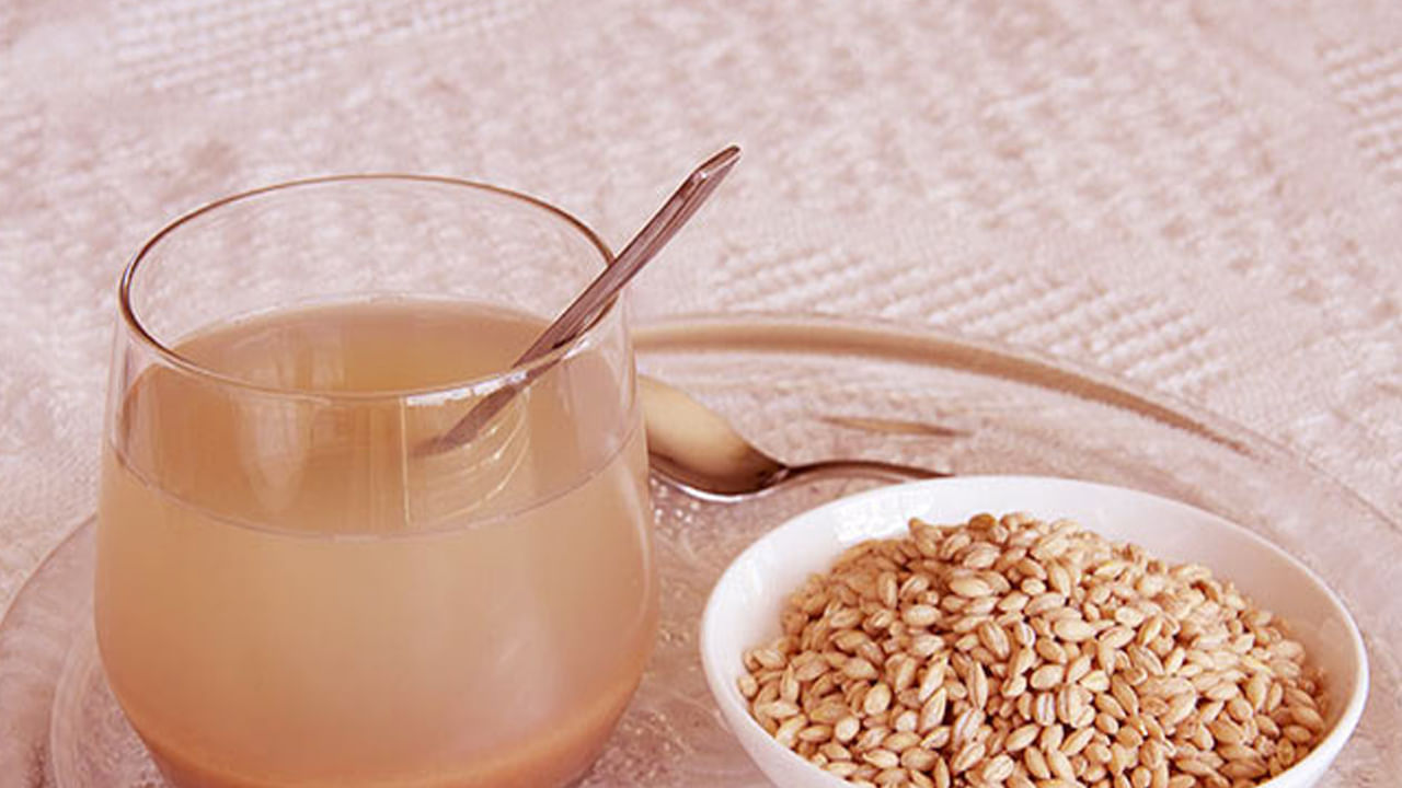 బార్లీ నీరు మూత్రపిండాలలో రాళ్లకు సహజ నివారణగా ఉపయోగపడుతుంది.  ఎముకల ఆరోగ్యానికి బార్లీలోని కాల్షియం, మెగ్నీషియం వంటి ఖనిజాలు సహకరిస్తాయి. పోషకాలతో నిండిన బార్లీ నీటిని తీసుకోవడం వల్ల హైడ్రేటెడ్‌గా ఉండటానికి వీలుంటుంది. దీనిలో ఉండే పొటాషియం రక్తపోటును నియంత్రణలో ఉంచడానికి తోడ్పడుతుంది. 