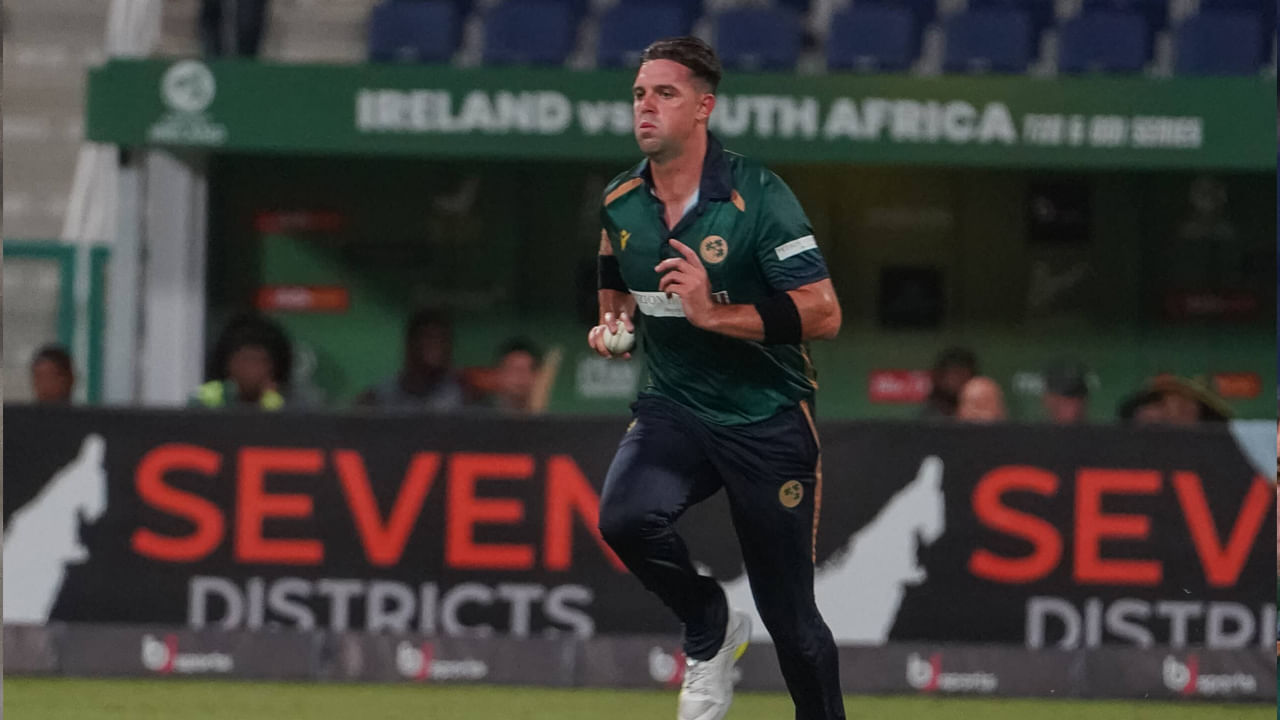 3. బారీ మెక్కార్తీ (ఐర్లాండ్): 2017లో భారతదేశంలోని గ్రేటర్ నోయిడాలో ఆఫ్ఘనిస్తాన్తో జరిగిన మ్యాచ్లో బారీ మెక్కార్తీకి కష్టమైన సమయం ఎదురైంది. అతను తన 4 ఓవర్లలో 69 పరుగులు ఇచ్చి వికెట్ కూడా తీయలేదు. పిచ్ బ్యాటర్లకు బాగా అనుకూలంగా ఉంది. బౌలర్లకు ఏమీ అందించలేకపోయింది.