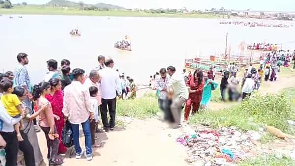 Basara: అయ్యో నిమిషాల్లోనే ఘోరం.. అమ్మవారి దర్శనానికి వచ్చి అనంతలోకాలకు ఐదుగురు..