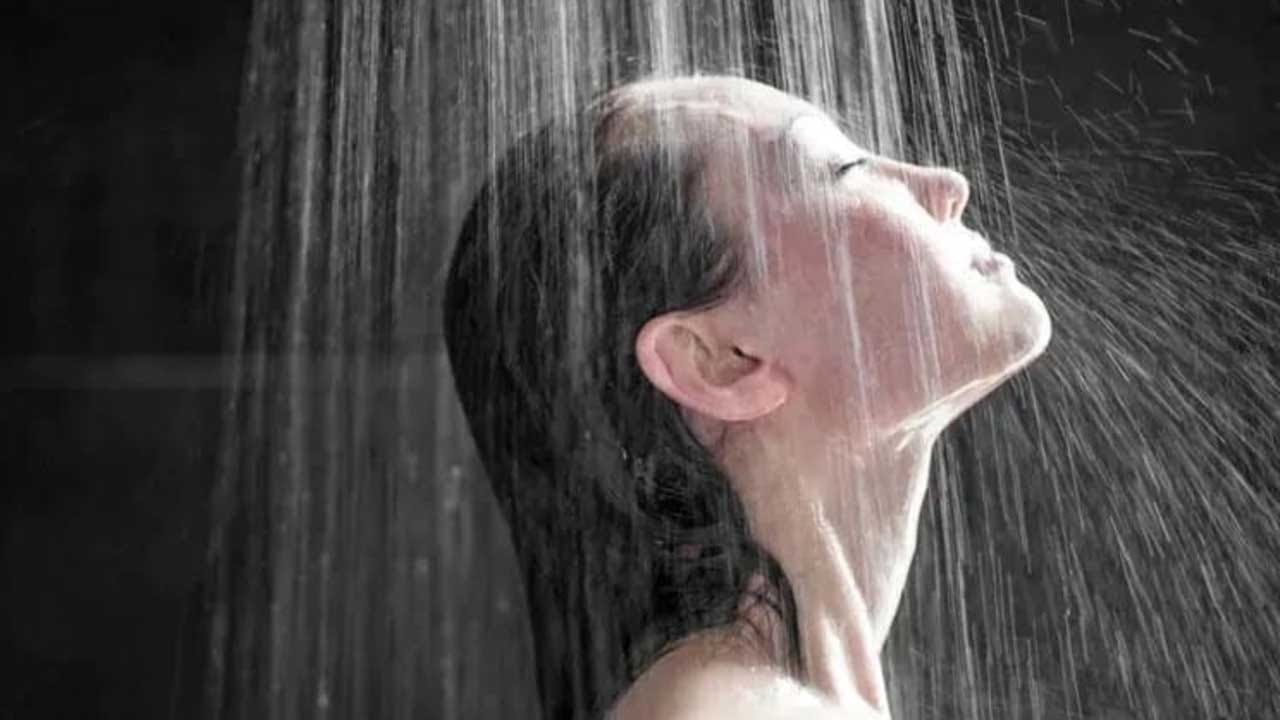 కానీ చాలా మంది వాటిని నిర్లక్ష్యం చేస్తుంటారు. చిన్నదే కదా అని సింపుల్‌గా తీసుకుంటే అదే రేపు పెద్ద సమస్యగా మారుతుంది. అయితే ఎవ్వరికైనా సరే స్నానం చేసిన తర్వాత చాలా యాక్టివ్‌గా ఉంటారు. కానీ కొంత మంది  మాత్రం స్నానం చేసిన తర్వాత నీరసంగా ఉంటారు.