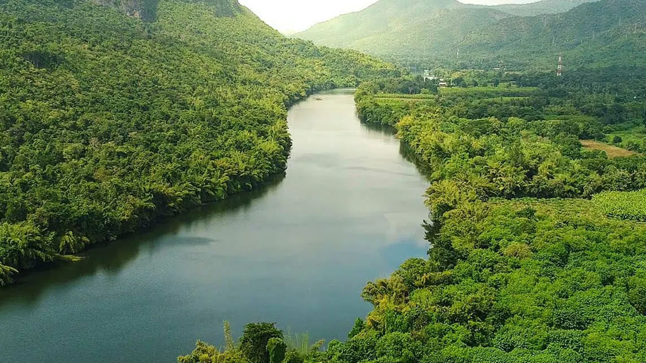వేసవి, చలికాలాల్లో నదులు, కాలువల నీటి ఉష్ణోగ్రతల్లో తేడాలు స్పష్టంగా కనిపిస్తాయి. ఎప్పుడైనా గమనించారా? అంటే వేసవి కాలంలో నదులు, చెరువుల్లోని నీరు చల్లగా మారుతుంది. అదే శీతాకాలంలో ఐతే గోరువెచ్చగా మారుతుంది.