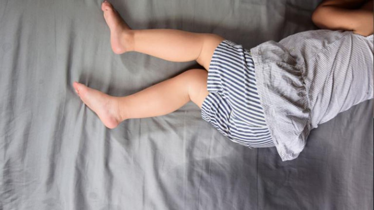Kids Wetting Bed Solutions: పిల్లలు నిద్రలో పక్క తడుపుతున్నారా..? అయితే ఈ జాగ్రత్తలు తీసుకోండి..!