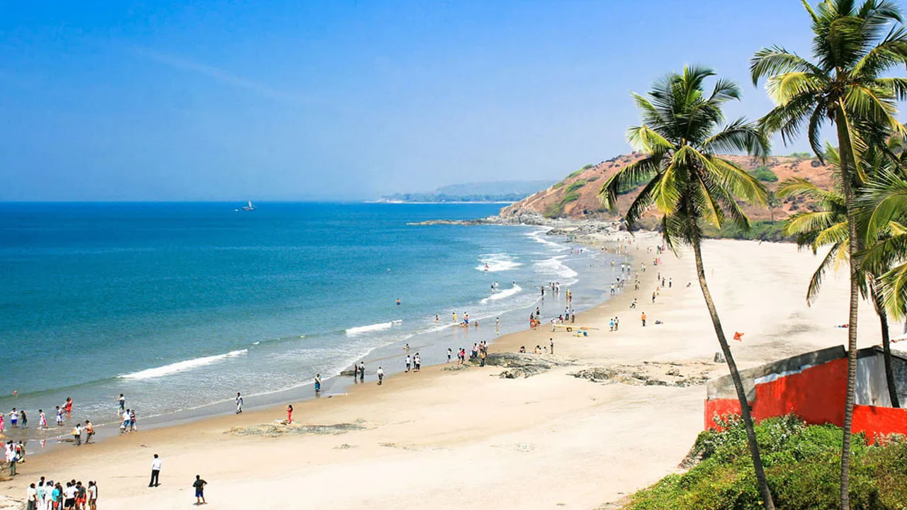 గోవా : అద్భుతమైన ప్రదేశాల్లో గోవా ఒకటి. ఇది అందమైన బీచ్‌లకు నిలయం. ఇక్కడికి నిత్యం వేల మంది పర్యటనకు వెళ్తూ ఉంటారు. అయితే చాలా మంది ఎక్కువ వేసవికాలంలోనే వెళ్తుంటారు. కానీ వర్షకాలంలో సందర్శించడానికి అద్భుతమైన ప్రదేశాల్లో ఇదొక్కటి. ఎందుకంటే? ఈ సీజన్‌లో ఇక్కడి అతి సుందరమైన ప్రదేశాలు, పచ్చటి ప్రకృతి, వర్షంలో నృత్యం చేయడానికి కూడా ఇది ఉత్తమమైన ప్రదేశం. ఉత్సాహభరితమైన పచ్చదనం,తడి నేల వాసన ఒక మాయా వాతావరణాన్ని సృష్టిస్తాయి. ఇక ఇక్కడికి వెళ్లిన వారు బీచ్, దూద్ సాగర్ జలపాతాలు, అగ్వాడా కోటను సందర్శించవచ్చు.