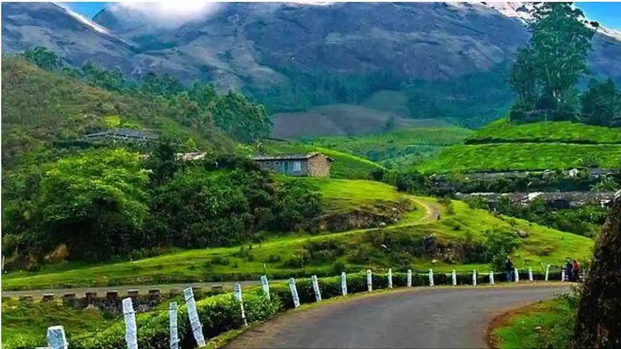 వర్షాకాలం వచ్చిందంటే చాలు పచ్చటి ప్రకృతి, తొలకరి చినుకులు, పక్షుల కిలకిలలతో  కొన్ని ప్రదేశాలు స్వర్గా్ని తలపిస్తాయంట. అంతే కాకుండా ఇటువంటి ప్రదేశాలకు మీరు ఒక్కసారి వెళ్లి వెచ్చినా, జీవితాంతం ఆ అనుభూతిని మర్చిపోరంట. అంతలా ఆ ప్రకృతి తన సౌందర్యంలో పర్యాటకులను బంధీలను చేస్తుందంట. పచ్చని చెట్లు, కొండలతో కొన్ని ప్రదేశాలు వర్షాకాలంలో అదంగా ఉంటాయంట. కాగా, ఆ ప్రదేశాలు ఎక్కడెక్కడున్నాయో ఇప్పుడు తెలుసుకుందాం.