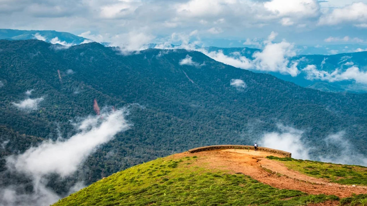 కూర్గ్, కర్ణాటక: చాలా మందికి తెలియదు కానీ కూర్గ్‌ను స్కాట్లాండ్ ఆఫ్ ఇండియా అని కూడా పిలుస్తారు. మీరు ప్రకృతి ప్రేమికులైతే, మీ కళ్ళకు ప్రశాంతత చేకూర్చడానికి వర్షాకాలంలో సందర్శించడానికి కూర్గ్ బెస్ట్ ప్లేస్. ఇక్కడి కాఫీ తోటలు, మంత్రముగ్ధులను చేసే జలపాతాలకు ప్రసిద్ధి చెందింది. దాని ట్రెక్కింగ్ ట్రైల్స్ , అబ్బే జలపాతం, రాజాస్ సీట్,నాగర్‌హోల్ నేషనల్ పార్క్ ప్రకృతి అందాలను ఆస్వాదించడానికి అనువైన గమ్యస్థానంగా మారాయి.