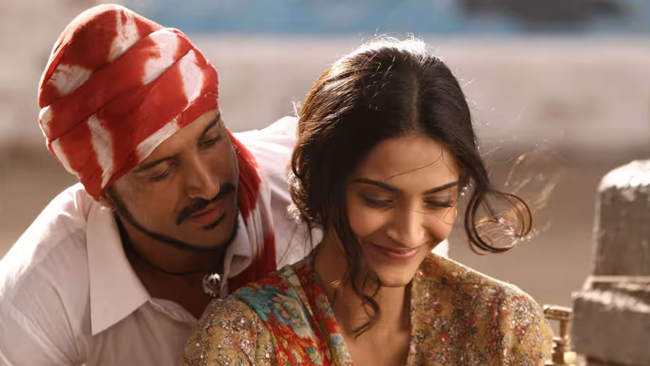Cinema : ముగ్గురు స్టార్స్ రిజెక్ట్ చేసిన కథతో హిట్టుకొట్టిన యంగ్ హీరో.. దెబ్బకు 55 అవార్డులు.. ఇప్పుడు ఓటీటీలో..