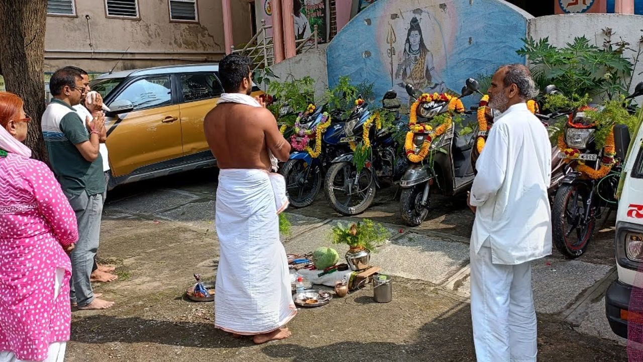 పూజకు కావలసిన సామాగ్రి పసుపు, కుంకుమ, గంధం, సింధూరం (ముఖ్యంగా ఆంజనేయస్వామి గుడిలో), అగరబత్తులు, దూపం, కరివేపాకులు లేదా కర్పూరం (మూడు నుండి ఐదు), కొబ్బరికాయ, అరిటపళ్ళు, నిమ్మకాయలు (ఐదు, వీటిలో మూడు బండికికట్టడానికి ఉపయోగిస్తారు), పువ్వులు లేదా పువ్వుల మాల. జై హనుమాన్ లేదు జై దుర్గ భవాని రక్ష కూడా కావాలి. గుమ్మడికాయను కూడా దిష్టి తీయడానికి ఉపయోగించవచ్చు.