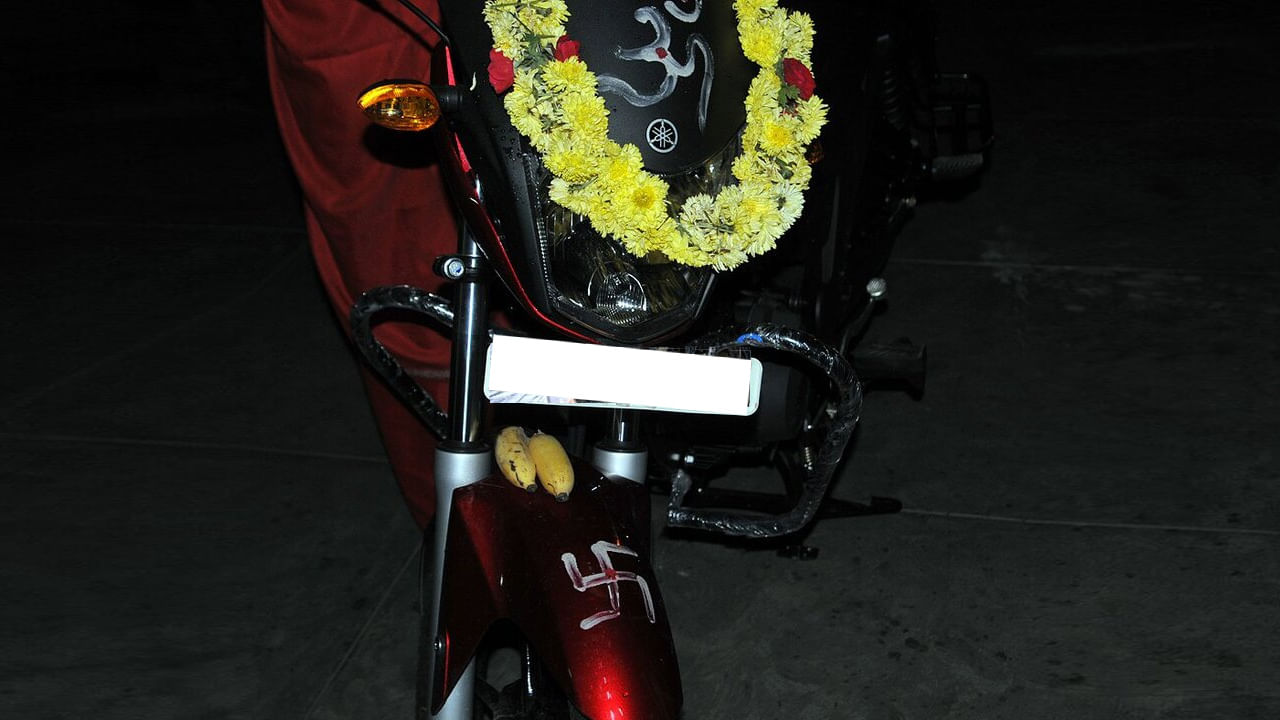 కొత్త బండి కొనుగోలు చేసిన తర్వాత, దానికి పూజ చేయడం ద్వారా ప్రమాదాల నుండి రక్షణ పొందవచ్చు. బైక్ ఎక్కువ కాలం రిపేర్ కాకుండా ఉంటుందని నమ్ముతారు. పూజను ఆంజనేయస్వామి గుడిలో, విఘ్నేశ్వరుడి గుడిలో లేదా ఇతర దేవాలయాలలో చేయవచ్చు.