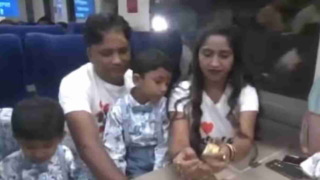 వందే భారత్లో బర్త్ డే వేడుకలు..! ట్రైన్లో ఉన్న వాళ్లను చంపాలనుకున్నారా అంటూ మండిపడ్డ నెటిజన్లు