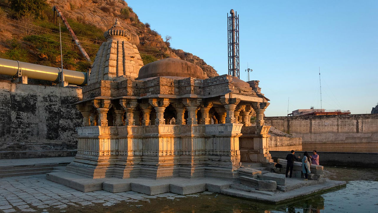 బిసాల్డియో ఆలయం: టోంక్ నుండి 60-80 కిలోమీటర్ల దూరంలో ఉన్న బిసల్పూర్, 12వ శతాబ్దం A.D.లో చహమనా పాలకుడు విగ్రహరాజా IV చేత స్థాపించబడింది. బిసల్ పూర్ గోకర్ణేశ్వర ఆలయం చాలా ముఖ్యమైనదిగా పరిగణించబడుతుంది. దీనిని బిసల్ డియోజి ఆలయం అని కూడా పిలుస్తారు. ఇది గోకర్ణ (శివుడు) భక్తుడైన విగ్రహరాజ IVచే నిర్మించబడింది. ఆలయం లోపలి గర్భగుడిలో శివలింగం ప్రతిష్టింపబడి ఉంటుంది. ఈ ఆలయంలో ఒక అర్ధగోళ గోపురం ఉంది. ఎనిమిది ఎత్తైన స్తంభాలపై పూల శిల్పాలు ఉన్నాయి.