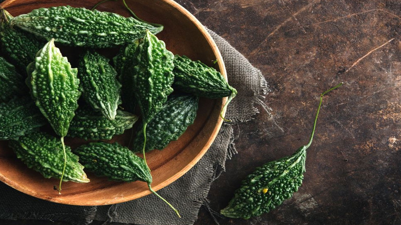 కాకరకాయ కూరతో పాటుగా జ్యూస్‌లా కూడా తీసుకోవచ్చు అంటున్నారు నిపుణులు. ఇందులో కేలరీలు తక్కువగా ఉండి, ఫైబర్ ఎక్కువగా ఉంటుంది. దాంతో కాకరకాయ జ్యూస్‌ తీసుకోవటం వల్ల త్వరగా కడుపు నిండిన అనుభూతిని కలిగిస్తుంది. ఎక్కువ ఆహారం తీసుకోకుండా చేస్తుంది. తద్వారా బరువు తగ్గడానికి దోహదం చేస్తుంది.