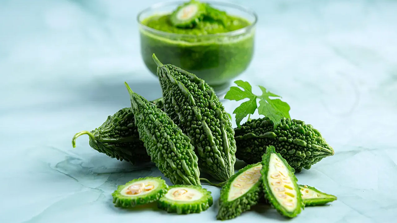 కాకరకాయలో విటమిన్ సి యాంటీఆక్సిడెంట్లు పుష్కలంగా ఉంటాయి. ఇవి రోగనిరోధక శక్తిని పెంచడానికి శరీరాన్ని ఇన్ఫెక్షన్ల నుండి రక్షించడానికి సహాయపడతాయి. అలాగే, కాకరకాయ జ్యూస్‌లోని విటమిన్ ఎ, సి వంటి యాంటీఆక్సిడెంట్లు చర్మాన్ని ఫ్రీ రాడికల్స్ నుంచి రక్షిస్తాయి. మొటిమలను తగ్గించడంలో చర్మం ఆరోగ్యాన్ని మెరుగుపరచడంలో సహాయపడతాయి. 