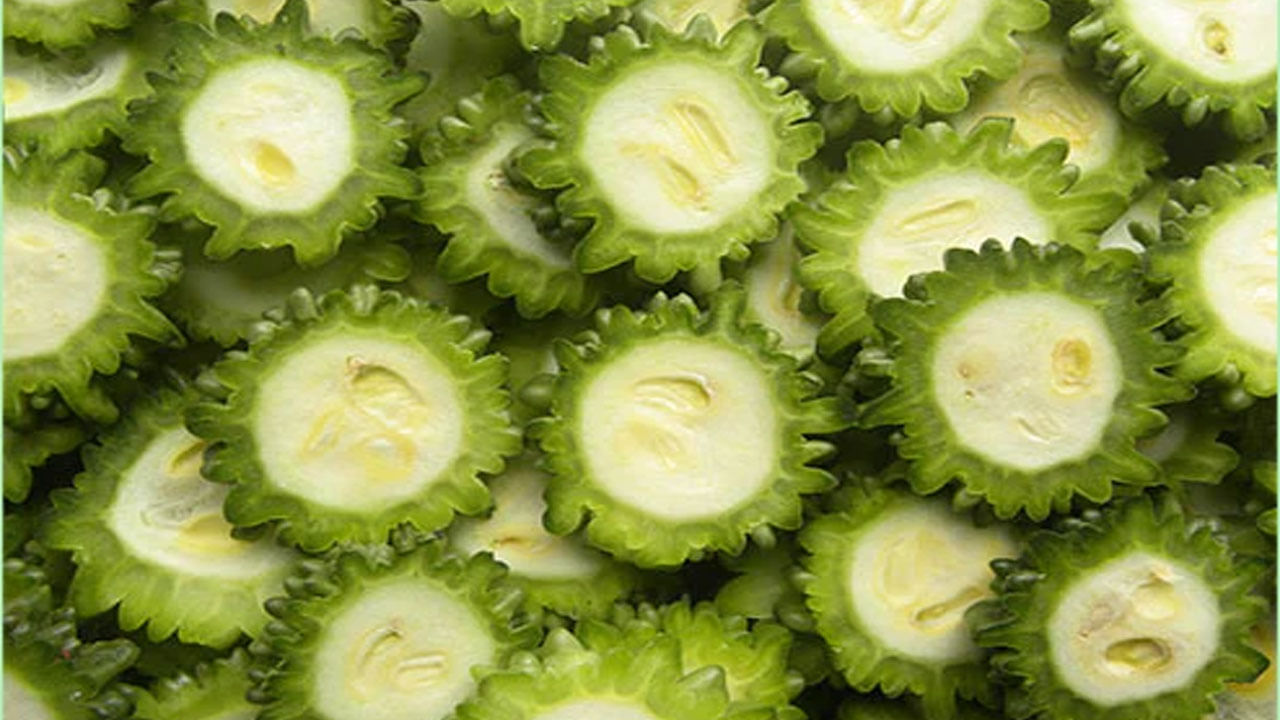 తరచూ కాకరకాయ జ్యూస్ తీసుకోవటం వల్ల కాలేయాన్ని శుభ్రపరచడానికి, కాలేయ పనితీరును మెరుగుపరచడానికి సహాయపడుతుంది. ఇది శరీరంలోని విష వ్యర్థాలను తొలగించడంలో కూడా సహాయపడుతుంది. శరీరంలోని చెడు కొలెస్ట్రాల్ (LDL) స్థాయిని తగ్గించడంలో సహాయపడుతుంది.